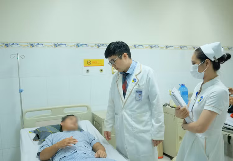 Bác sĩ thăm khám cho bệnh nhân trước khi xuất viện. Ảnh: BV/baotintuc.vn