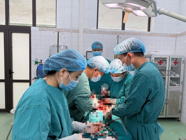 Cứu sống người phụ nữ có khối u 'khủng' bị xoắn, nguy cơ vỡ- Ảnh 1.