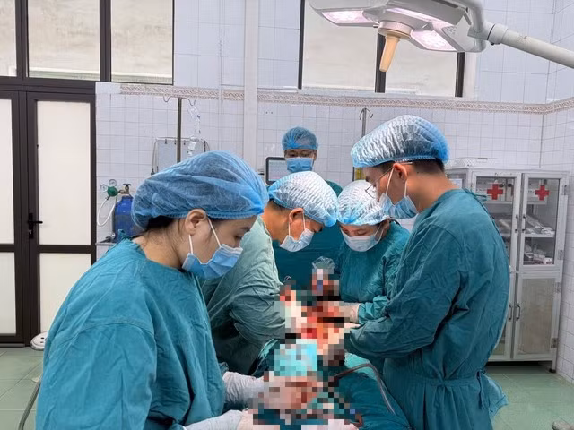 Cứu sống người phụ nữ có khối u 'khủng' bị xoắn, nguy cơ vỡ- Ảnh 1.