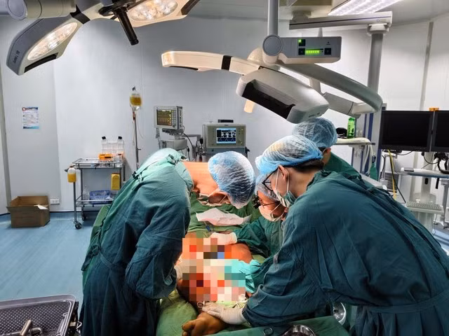 Ca đại phẫu 'bắc cầu động mạch khoeo' giữ lại chân cho chàng trai trẻ - Ảnh 1.