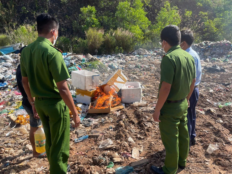 Lực lượng chức năng tiêu hủy hàng hóa vi phạm- Ảnh Chi cục QLTT Phú Yên