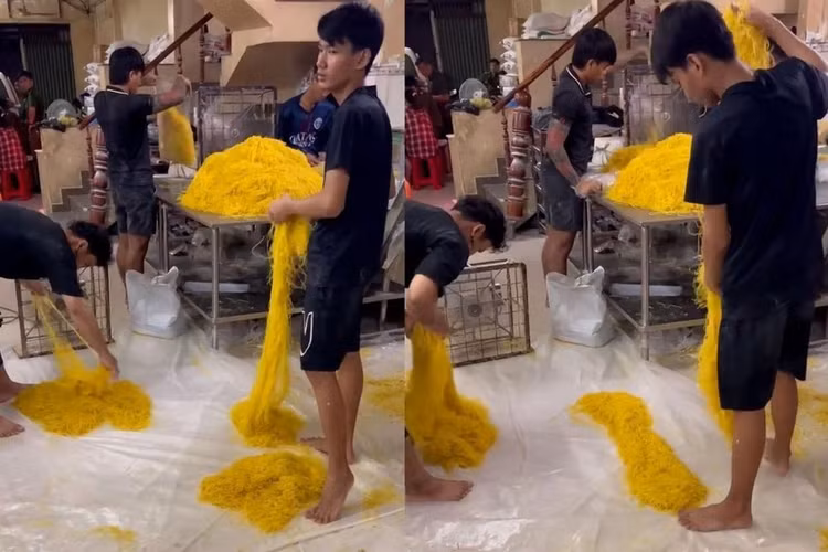 Các nhân công làm việc không có đồ bảo hộ cá nhân, chân giẫm lên sợi mì. Ảnh CA/Nguồn plo.vn