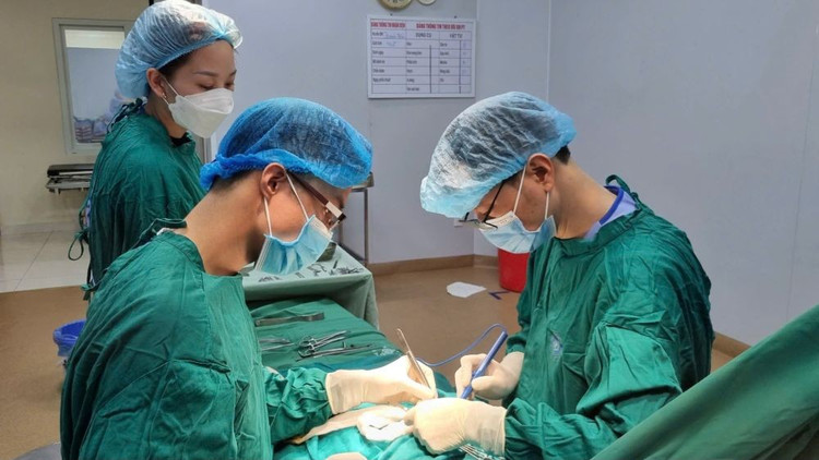 Các bác sĩ Khoa Ngoại Tổng hợp (Bệnh viện Nhi Hải Phòng) đã tiến hành mổ cấp cứu cho bệnh nhi