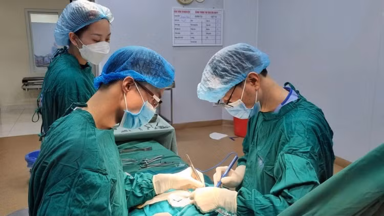 Các bác sĩ Khoa Ngoại Tổng hợp (Bệnh viện Nhi Hải Phòng) đã tiến hành mổ cấp cứu cho bệnh nhi