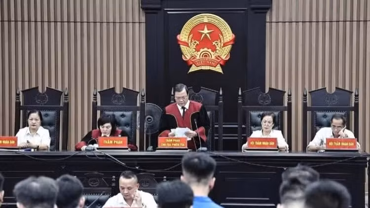 Hội đồng xét xử tuyên án sơ thẩm các bị cáo trong vụ án cưỡng đoạt tài sản từ thủ đoạn thu hồi nợ trái phép. Ảnh nhandan.vn