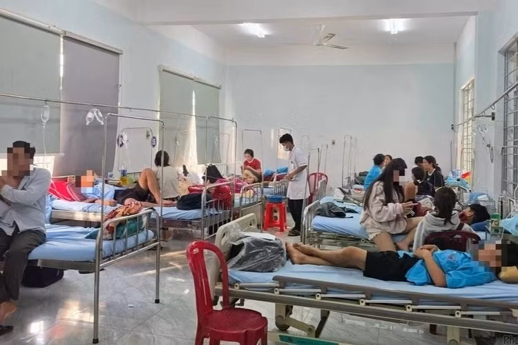 Hàng chục bệnh nhân nhập viện với biểu hiện nghi ngộ độc thực phẩm, các bác sĩ đã tiến hành lấy mẫu phân và mẫu dịch nôn. Ảnh: Trung tâm Y tế Ea H’leo.