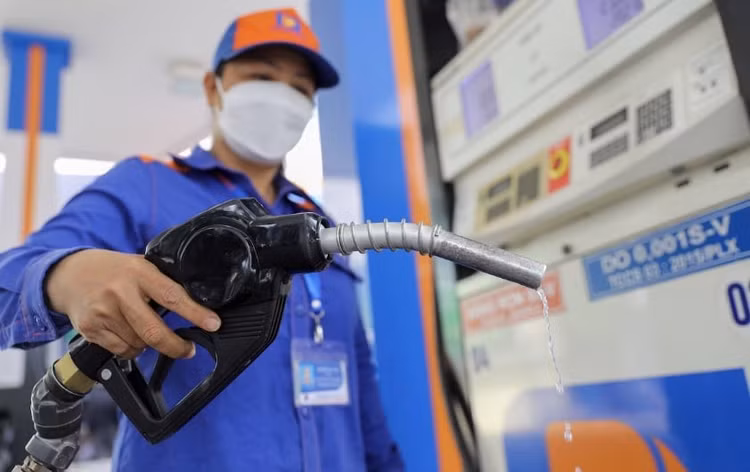 Giá xăng dầu hôm nay tăng cao, chi phí vận hành của nhiều ngành bị đẩy lên. Ảnh minh họa/Nguồn thegioitiepthi.danviet.vn