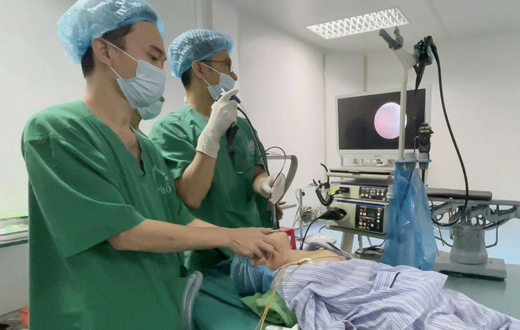 Các bác sĩ gắp dị vật cho bệnh nhi. Ảnh BV