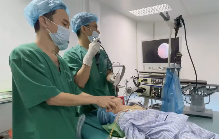 Các bác sĩ gắp dị vật cho bệnh nhi. Ảnh BV