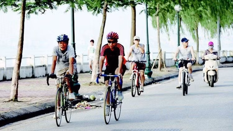 Việc đạp xe làm gia tăng sự trao đổi chất của cơ thể, xây dựng nên cơ bắp. Ảnh minh hoạ/Internet