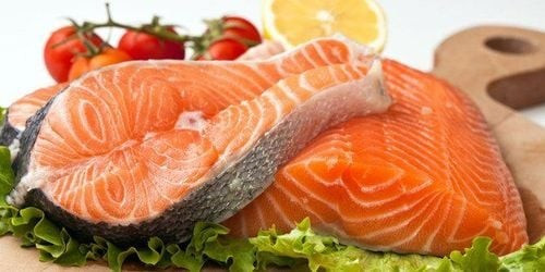 Cá hồi là một loại cá béo (tên tiếng Anh là fatty fish) là nguồn thực phẩm rất giàu vitamin D. Ảnh minh họa/Internet