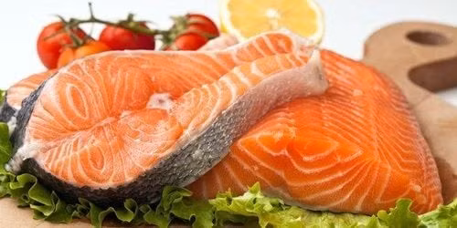 Cá hồi là một loại cá béo (tên tiếng Anh là fatty fish) là nguồn thực phẩm rất giàu vitamin D. Ảnh minh họa/Internet