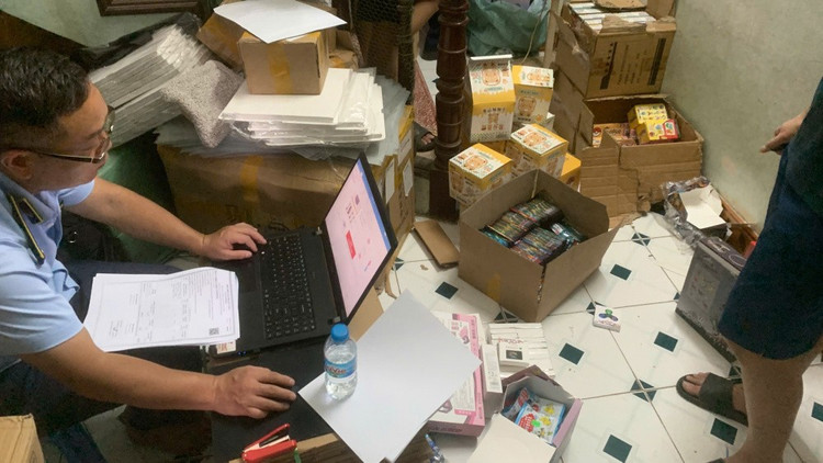 Lực lượng QLTT Hà Nội đang kiểm tra hàng hoá vi phạm - Ảnh Đội QLTT số 1