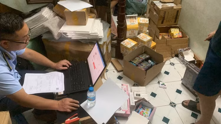 Lực lượng QLTT Hà Nội đang kiểm tra hàng hoá vi phạm - Ảnh Đội QLTT số 1