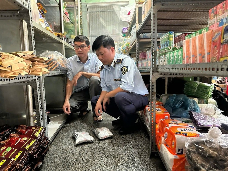 Lực lượng Quản lý thị trường đã thu giữ hàng chục ký cà phê giả tại 1 hộ kinh doanh ở phường Ayun Pa. Ảnh: Quang Kha