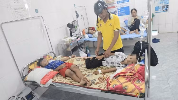 Các học sinh nghi bị ngộ độc thực phẩm được truyền nước, theo dõi. Ảnh nhandan.vn