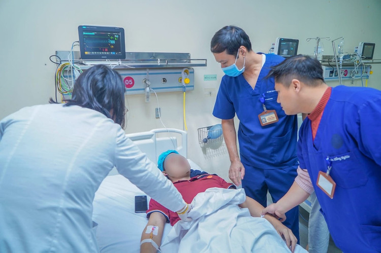 Cấp cứu bệnh nhân nặng. Ảnh tienphong.vn