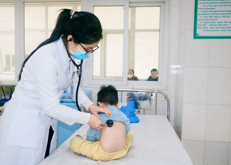 Bác sĩ thăm khám cho bệnh nhi Minh Q. khi điều trị tại Khoa Cấp cứu, Hồi sức tích cực và Chống độc - Bệnh viện Sản Nhi Bắc Ninh Số 1/Ảnh BV