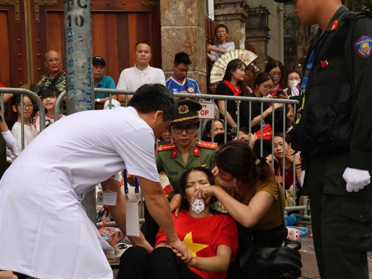 Một trường hợp choáng, ngất được sơ cứu tại chỗ/Ảnh CAND.