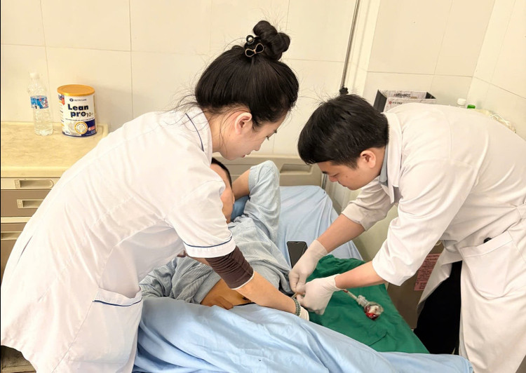 Đến ngày thứ 10 sau mổ, tình trạng bệnh nhân ổn định, các ống dẫn lưu được rút dần và chức năng các cơ quan hồi phục tốt.