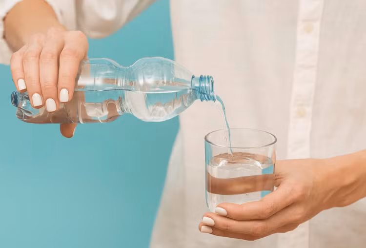 Cần cung cấp đầy đủ nước cho cơ thể mỗi ngày, đặc biệt là khi thời tiết nắng nóng góp phần giảm thiểu nguy cơ đột quỵ. Ảnh minh họa/ Nguồn internet