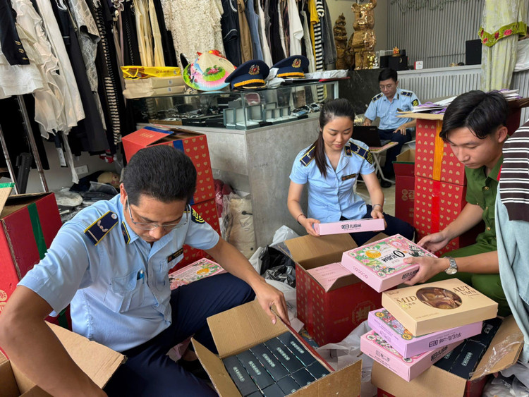 Lực lượng chức năng kiểm tra hàng hóa vi phạm/ Ảnh thuonghieucongluan.com.vn