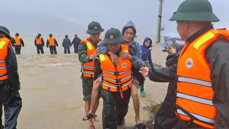 Các lực lượng vũ trang hỗ trợ người dân sơ tán khỏi nơi ngập lụt ở Vũng Áng. Ảnh nhandan.vn