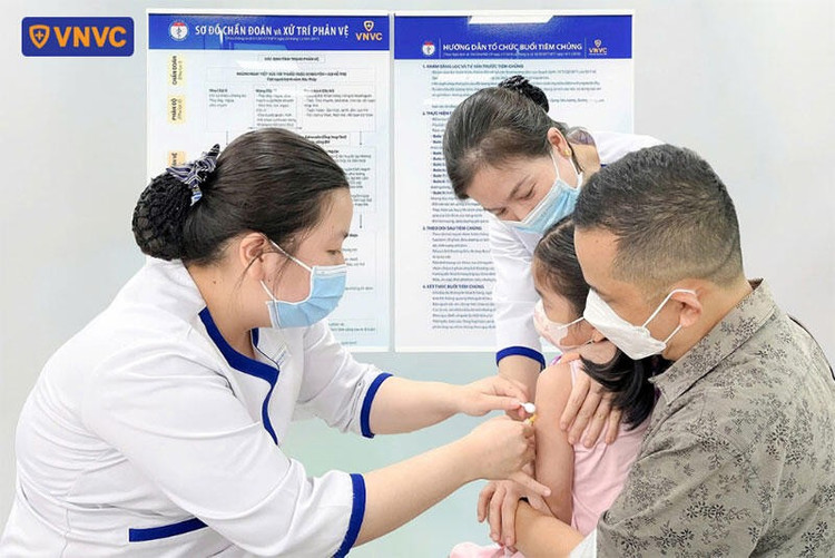 Tiêm vắc xin phòng sốt xuất huyết đầy đủ, đúng lịch giúp phòng ngừa bệnh hiệu quả, giảm chi phí điều trị, thăm khám lâu dài/ Ảnh vnvc