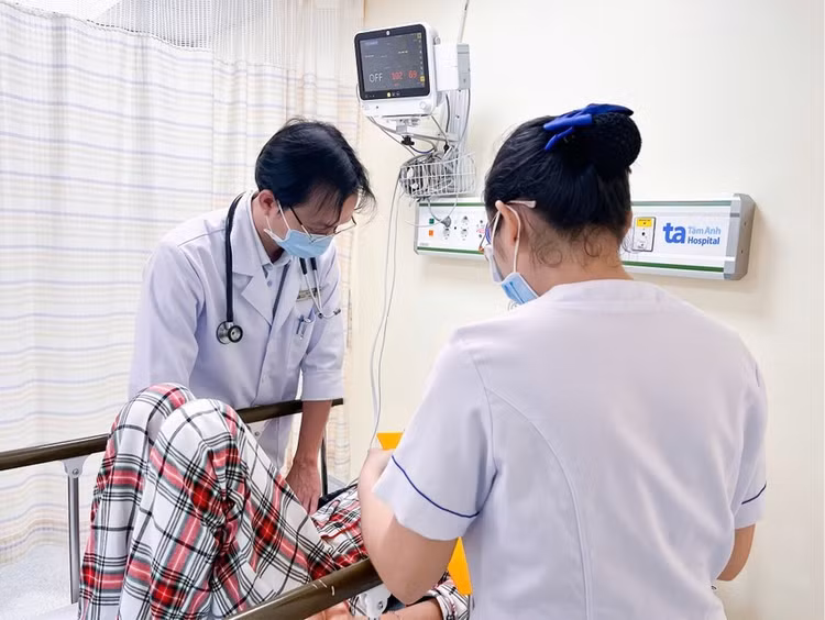 Bệnh nhân ngộ độc điều trị tại Bệnh viện Đa khoa Tâm Anh. Ảnh: BVCC/PLO