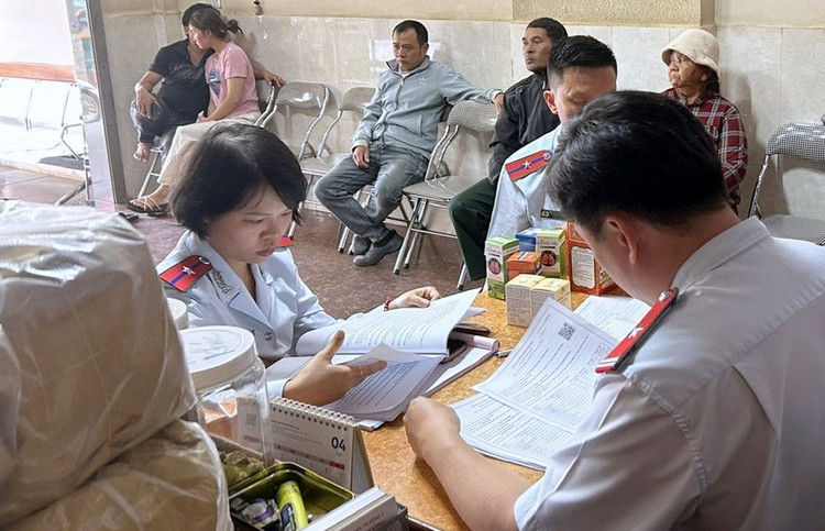 Thanh tra Sở Y tế Lâm Đồng kiểm tra 1 cơ sở khám bệnh, chữa bệnh bằng y học cổ truyền/Ảnh báo Lâm Đồng