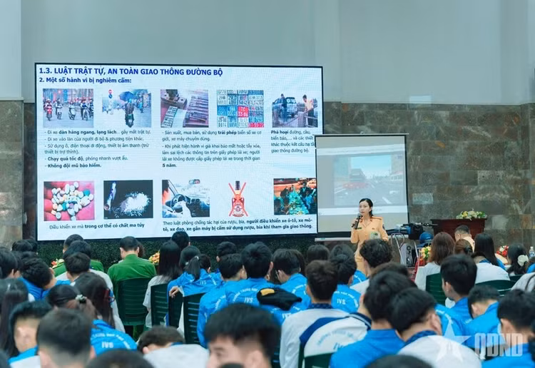 CSGT và công an cấp xã tăng cường tuyên truyền an toàn giao thông tại các cơ sở giáo dục.Ảnh QĐND