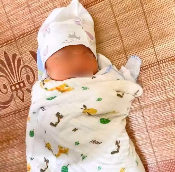 Cháu bé bị bỏ rơi/Ảnh VOV