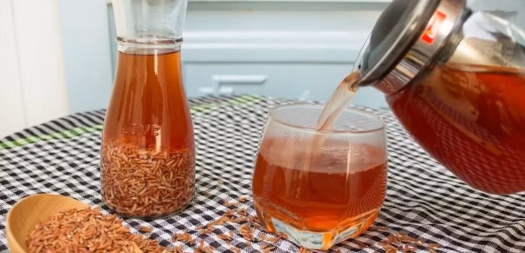 Uống nước gạo lứt rang mỗi ngày một cách khoa học sẽ giúp bạn duy trì sức khỏe dẻo dai, làn da tươi trẻ và cơ thể cân đối. Ảnh VOV