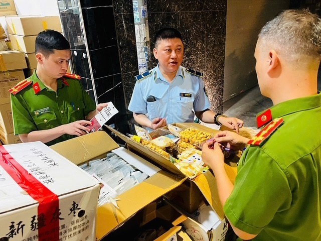 Lực lượng liên ngành kiểm đếm số hàng bị thu giữ/Ảnh CATP