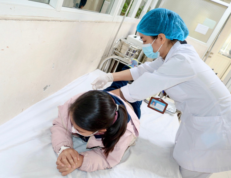 Trẻ được tiêm thuốc điều trị dậy thì sớm tại Bệnh viện Sản Nhi Bắc Giang/Ảnh SYT Bắc Giang