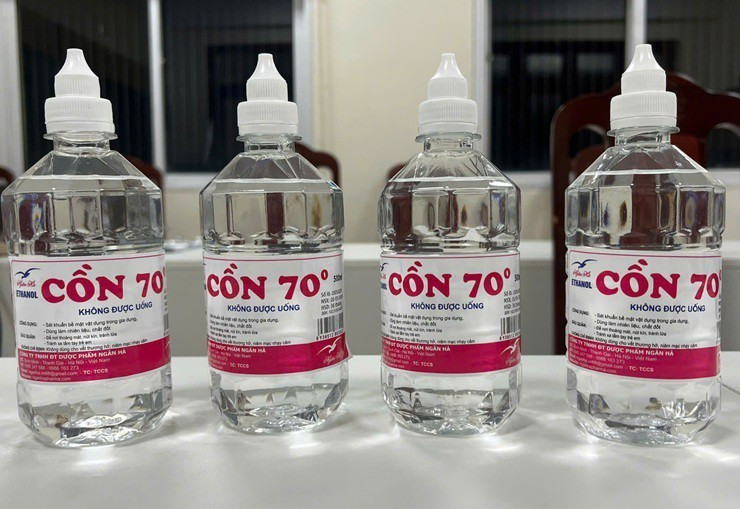 Cồn y tế giả lưu hành trên thị trường bị Công an Hà Nội bắt giữ. Ảnh: CAHN