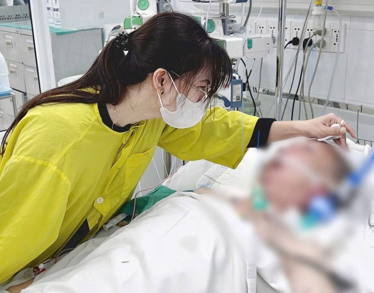 Nén đau thương, người vợ quyết định hiến tạng của chồng và xin ưu tiên một quả thận để cứu sống con trai. Ảnh BV