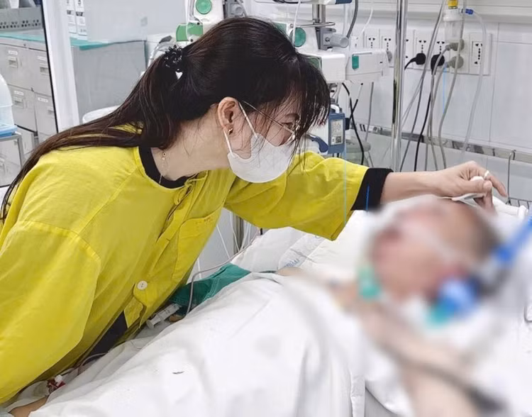 Nén đau thương, người vợ quyết định hiến tạng của chồng và xin ưu tiên một quả thận để cứu sống con trai. Ảnh BV