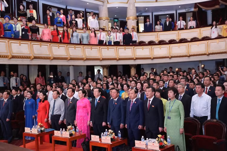 Các đại biểu tham dự Đại hội thực hiện nghi thức chào cờ, hát Quốc ca, Quốc tế ca