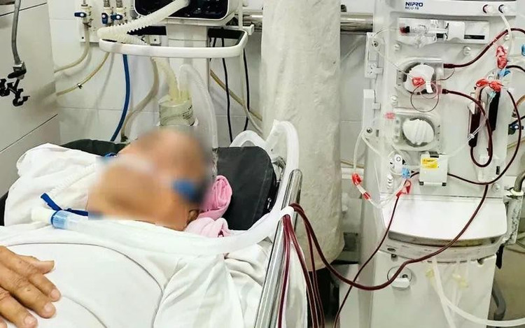 Bệnh nhân được lọc máu cấp cứu.