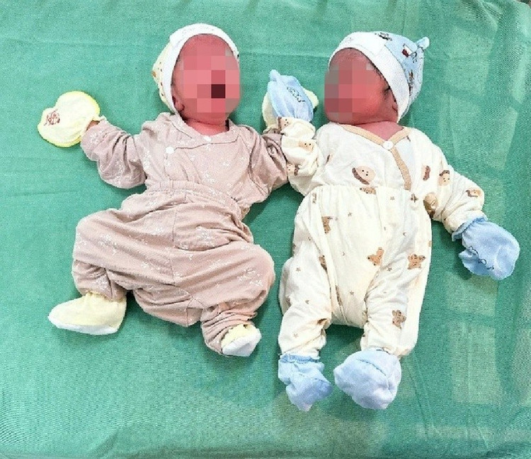 Sản phụ hạ sinh 2 bé gái đều nặng 2,8 kg. (Ảnh SKĐS)