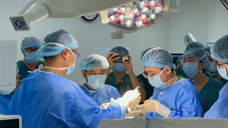 Ca đầu tiên đặt điện cực não sâu ghi điện não đồ (SEEG) điều trị thành công cho bệnh nhân mắc bệnh động kinh. Ảnh: BVCC