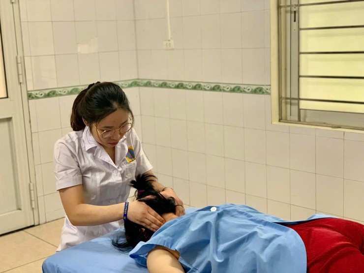 Điều trị cho bệnh nhân đau cổ vai gáy tại Bệnh viện Phục hồi chức năng Hà Nội/ Ánh SYT