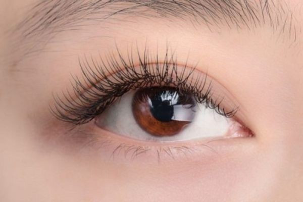 Cần lựa chọn người thực hiện nối mi có kỹ thuật cao để hàng mi luôn được cong đều và hạn chế tác hại. Ảnh SKĐS