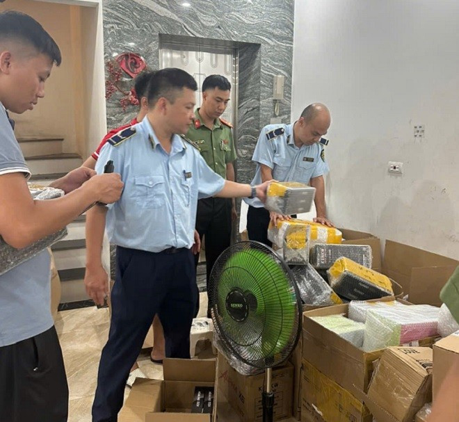 Lực lượng chức năng kiểm tra cơ sở kinh doanh/ Ảnh doanhnghiepnguoitieudung.vn