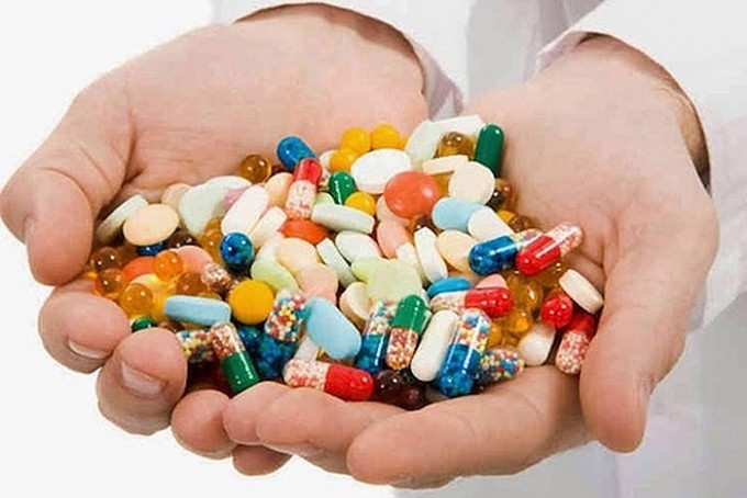 Dù đã có quy định về đơn thuốc và việc kê đơn thuốc, nhưng trên thực tế, người dân vẫn có thói quen tự mua thuốc điều trị, nhân viên các nhà thuốc tự chẩn bệnh, kê đơn. Ảnh minh hoạ/Internet