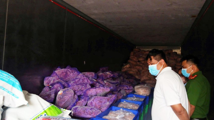 Hơn 11 tấn thịt động vật không rõ nguồn gốc, hết hạn sử dụng chuẩn bị được tuồn vào nhà hàng, quán ăn. Ảnh CA