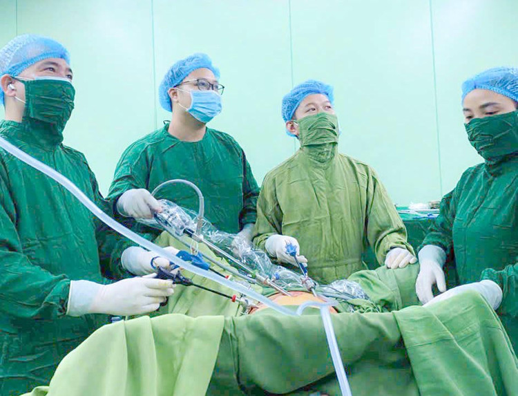 Các bác sĩ Bệnh viện Đa khoa TP Vinh dùng phương pháp phẫu thuật nội soi nối tá tràng với hỗng tràng để điều trị triệt để cho người bệnh/baophapluat.vn