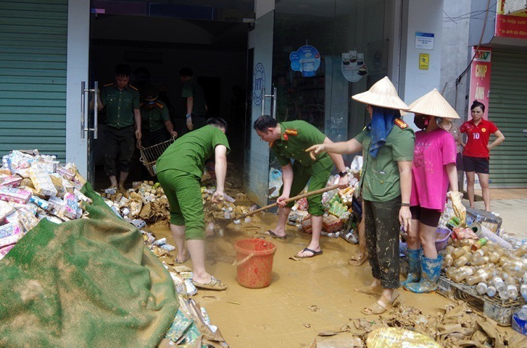 Các địa phương đang tập trung huy động tối đa lực lượng để dọn dẹp, xử lý môi trường. Ảnh: Báo CAND
