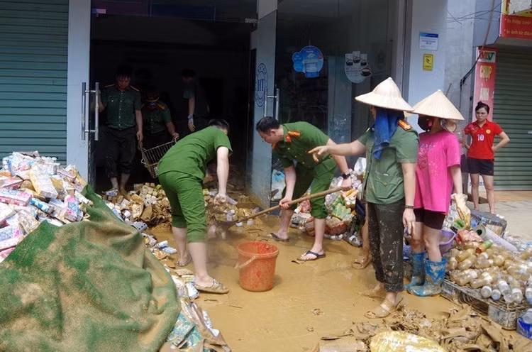 Các địa phương đang tập trung huy động tối đa lực lượng để dọn dẹp, xử lý môi trường. Ảnh: Báo CAND
